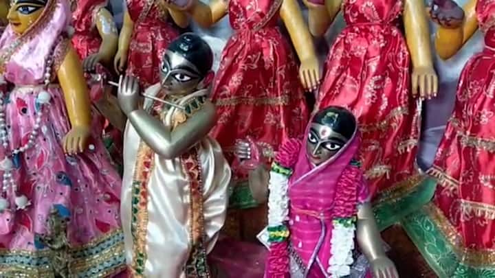 এইসব করতে গড়িয়ে যেত বেলা। প্রজাদের সেদিন আর রং খেলা হত না।