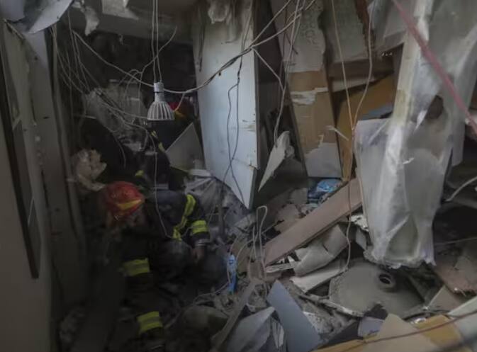 ਢਾਕਾ ਟ੍ਰਿਬਿਊਨ ਨੇ ਦੱਸਿਆ ਕਿ ਬੀਆਰਟੀਸੀ ਬੱਸ ਕਾਊਂਟ ਨੇੜੇ ਇਮਾਰਤ ਵਿੱਚ ਹੋਏ ਧਮਾਕੇ ਵਿੱਚ ਮਾਰੇ ਗਏ ਲੋਕਾਂ ਵਿੱਚ ਦੋ ਔਰਤਾਂ ਵੀ ਸ਼ਾਮਲ ਹਨ। ਖਬਰਾਂ ਮੁਤਾਬਕ ਸ਼ਾਮ ਨੂੰ ਇਕ ਤੋਂ ਬਾਅਦ ਇਕ ਐਂਬੂਲੈਂਸ ਹਸਪਤਾਲ ਪਹੁੰਚ ਰਹੀਆਂ ਸਨ। ਹਸਪਤਾਲ ਦਾ ਐਮਰਜੈਂਸੀ ਵਾਰਡ ਲੋਕਾਂ ਨਾਲ ਖਚਾਖਚ ਭਰਿਆ ਹੋਇਆ ਸੀ। ਇਸ ਧਮਾਕੇ ਕਾਰਨ ਹਰ ਕੋਈ ਹੈਰਾਨ ਨਜ਼ਰ ਆ ਰਿਹਾ ਹੈ। ਪਵਿੱਤਰ ਤਿਉਹਾਰ ਵਾਲੇ ਦਿਨ ਸ਼ਹਿਰ ਵਿੱਚ ਡਰ ਦਾ ਮਾਹੌਲ ਬਣ ਗਿਆ।