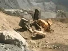 श्रीनगर-जम्मू हाईवे पर भूस्खलन की चपेट में आई जेसीबी, ऑपरेटर की मौत, छह घायल