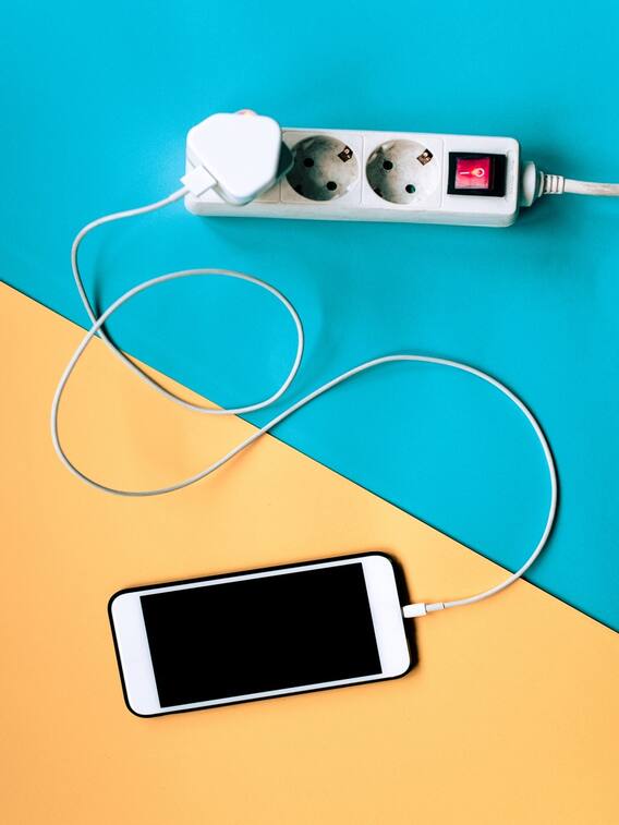 क्या मोबाइल चार्जर को सॉकिट में लगा छोड़ देते हैं?