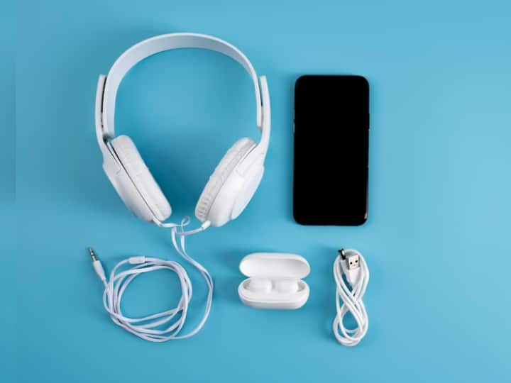 Earphones vs Headphones which should you buy earbuds or headphone इयरफोन और हेडफोन में से क्या है आपके लिए बेस्ट? यहां सारा कन्फ्यूजन हो जायेगा दूर