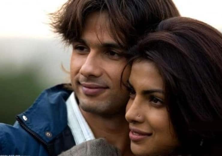 निक जोनस से पहले इस हीरो से टूटकर मोहब्बत करती थीं प्रियंका चोपड़ा, कर ली थी सगाई! फिर क्यों हुए अलग priyanka chopra was in love with shahid kapoor once got engaged then why separated here is couple love story निक जोनस से पहले इस हीरो से टूटकर मोहब्बत करती थीं प्रियंका चोपड़ा, कर ली थी सगाई! फिर क्यों हुए अलग