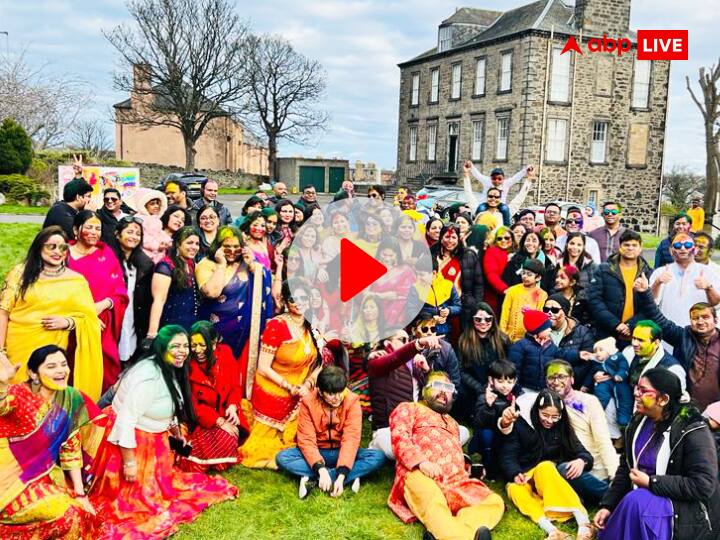 Holi 2023 Celebration in India Biharis Celebrated Holi in Scotland Watch VIDEO ann Holi in Scotland: 'बलम पिचकारी...', गाना बजते ही स्कॉटलैंड में बिहारियों ने होली पर उड़ा दिया गर्दा, देखें VIDEO