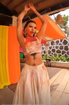 Sherlyn chopra ने मस्ती में खेली होली, ढोल पर बैठ कर किया धमाकेदार डांस