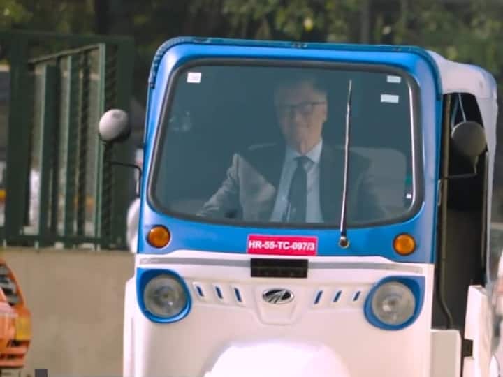 Bill gates drove mahindra e rickshaw treo aanad mahindra reply on bill gates while he drove e rickshaw treo check the details here Bill Gates on E-Rickshaw: महिंद्रा के इस ई-रिक्शे में ऐसा क्या है खास? कि 'बिल गेट्स भी इसे चलाये बिना रह न सके'