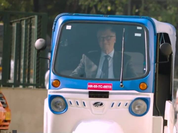 Bill gates drove mahindra e rickshaw treo aanad mahindra reply on bill gates while he drove e rickshaw treo check the details here Bill Gates on E-Rickshaw: महिंद्रा के इस ई-रिक्शे में ऐसा क्या है खास? कि 'बिल गेट्स भी इसे चलाये बिना रह न सके'