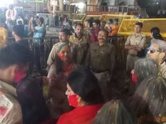 महाकाल के आंगन में जमकर उड़ा गुलाल, नर और नारायण के बीच होली में सराबोर दिखे भक्त