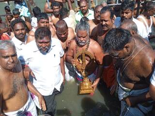 மாசி மகம்:  அண்ணாமலையார் தீர்த்தவாரியில் ஆயிரக்கணக்கான பக்தர்கள் புனித நீராடல்