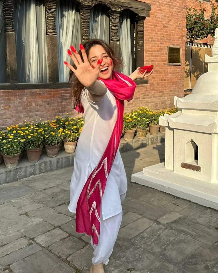 అభిమానులకు హోలీ శుభాకాంక్షలు చెప్పింది.Photo Credit: Tamannaah Bhatia/Instagram