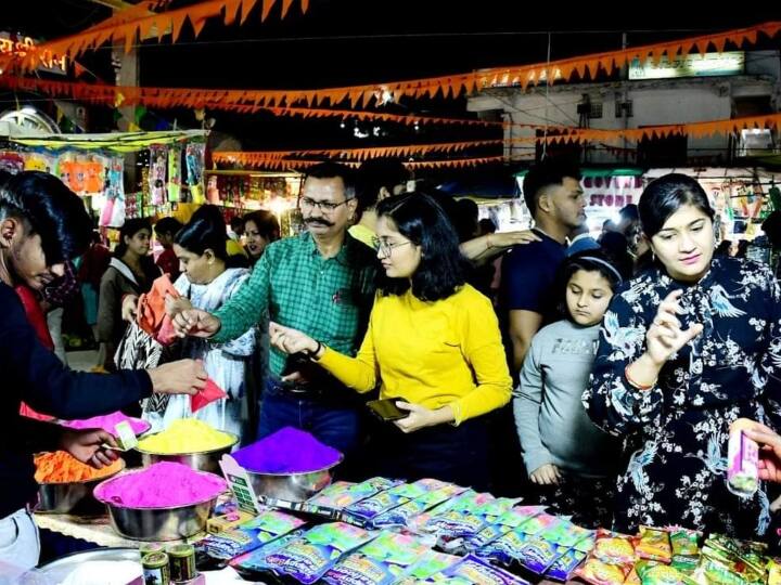 Markets decorated with pichkari on Holi, Demand of Narendra Modi, Arvind Kejriwal and Rahul Gandhi mask are so high ANN Holi 2023: होली पर तरह-तरह की पिचाकिरियों से सजे बाजार, जमकर बिक रहे हैं पीएम मोदी, सीएम केजरीवाल,राहुल के मुखौटे