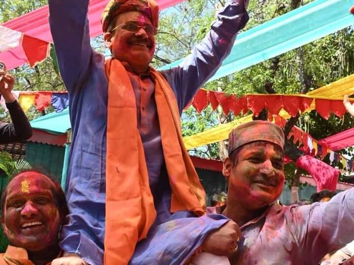 Holi 2023 bhopal five day color festival Shivraj Singh Chouhan BJP State President VD Sharma hoisted on shoulder in Bhopal ANN Holi 2023: होली पर सीएम शिवराज ने गाई फाग, BJP प्रदेशाध्यक्ष को कंधें पर उठाकर झूमते नजर आए कार्यकर्ता