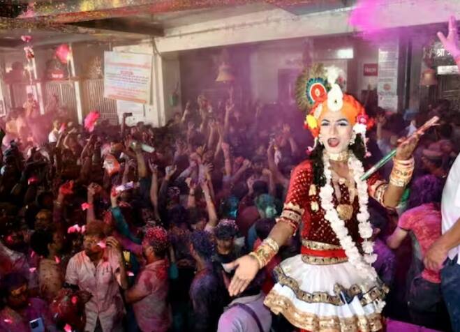 ਉੱਤਰ ਪ੍ਰਦੇਸ਼ ਦੇ ਕਾਨਪੁਰ ਦੇ ਆਰਿਆ ਨਗਰ 'ਚ ਹੋਲੀ ਦੇ ਤਿਉਹਾਰ 'ਤੇ ਲੋਕ ਰੰਗਾਂ ਨਾਲ ਮਸਤੀ ਕਰਦੇ ਤੇ ਨੱਚਦੇ ਅਤੇ ਗਾਉਂਦੇ ਨਜ਼ਰ ਆਏ। ਭਗਵਾਨ ਕ੍ਰਿਸ਼ਨ ਦੀ ਪੁਸ਼ਾਕ ਵਿੱਚ ਸਜੇ ਹੋਏ ਲੋਕ ਹੋਲੀ ਦੇ ਰੰਗ ਵਿੱਚ ਰੰਗੇ ਹੋਏ ਸਨ।