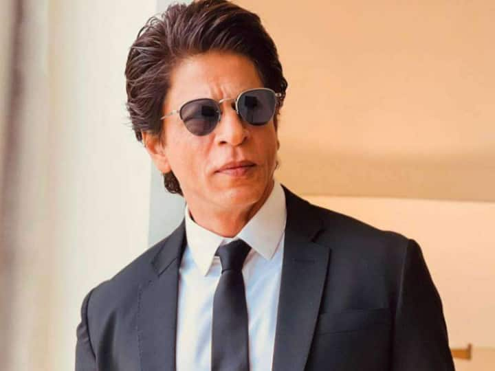 Shah Rukh Khan staff helps injured man who  entered Actor house Shah Rukh Khan के स्टाफ की दरियादिली...8 घंटे तक मेकअप रूम में छिपने वाले घायल शख्स की यूं की मदद