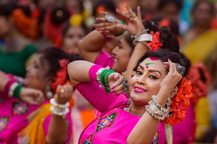 హోలీ సంబురాల్లో భాగంగా అందంగా ముస్తాబై నృత్యాలు చేస్తున్న మహిళలు