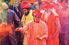 Holi : वाराणसी से लेकर हरिद्वार तक होली की बौछार, CM Yogi समेत इन नेताओं ने जमकर खेली होली | UP News