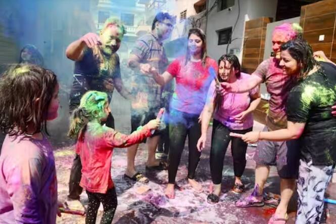 ਪੰਜਾਬ ਦੇ ਜਲੰਧਰ 'ਚ ਹੋਲੀ ਦੇ ਮੌਕੇ 'ਤੇ ਚਾਹੇ ਬੱਚੇ ਹੋਣ ਜਾਂ ਵੱਡੇ, ਹਰ ਕੋਈ ਆਪਣੇ ਘਰਾਂ ਦੇ ਸਾਹਮਣੇ ਰੰਗਾਂ ਨਾਲ ਖੇਡਦਾ ਦੇਖਿਆ ਗਿਆ। ਗੁਲਾਲ ਵਿੱਚ ਰੰਗੇ ਬੱਚਿਆਂ ਨੇ ਲੋਕਾਂ ਨੂੰ ਰੰਗ-ਬਿਰੰਗੇ ਪਾਣੀ ਨਾਲ ਭਿੱਜ ਕੇ ਹੋਲੀ ਦਾ ਆਨੰਦ ਮਾਣਿਆ।