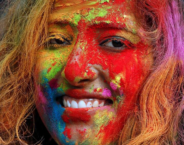 Holi Celebration 2023: રંગોનો એવો તહેવાર જે દરેક ફરિયાદને ભૂલીને હૃદયને હૂંફ આપે છે.રોજ દેશભરમાં હોળીનો આ તહેવાર ધામધૂમથી ઉજવવામાં આવ્યો હતો. રંગોમાં રંગાયેલા લોકો નાચતા અને ગાતા જોવા મળ્યા હતા.