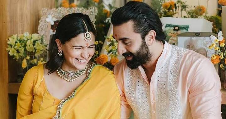 वही जब इंटरव्यू के दौरान रणबीर कपूर से पूछा गया कि उन्होंने अपनी बेटी को सबसे पहला तोहफा क्या दिया था तो उन्होंने बताया कि राहा को सबसे पहला तोहफा एक ने कर दिया था जो कि काफी छोटा था. साथ ही बर्सिलोना जर्सी उसके जैसी जिस पर उसका नाम लिखा हुआ था और कपूर फैमिली का लकी नंबर 8 भी उस पर था. (Photo- Instagram)
