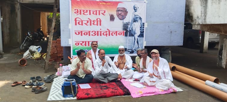 maharashtra news nashik news Protest by depositors to get deposits from Nashik District Bank Nashik News : ठेवींची रक्कम देण्यास बँकेचा नकार, नाशिक जिल्हा बँक विरोधी अर्धनग्न आंदोलन