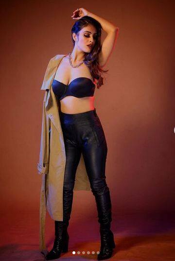 ਬਲੈਕ ਬ੍ਰਾ 'ਚ ਡੀਪ ਨੇਕ ਕਲੀਵੇਜ ਫਲਾਂਟ ਕਰਦੇ ਹੋਏ ਨੇਹਾ ਮਲਿਕ ਨੇ ਮਚਾਈ ਤਬਾਹੀ