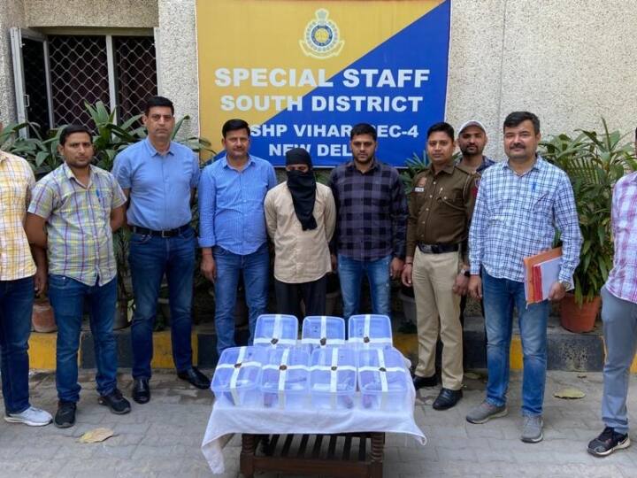 Delhi Police Special staff arrested Inter State Arms supplier seizes 12 illegal weapons ANN Delhi: गैंगस्टर्स को आर्म्स सप्लाई करने पहुंचे सप्लायर को स्पेशल स्टाफ ने पकड़ा, 12 अवैध हथियार समेत स्कूटी बरामद