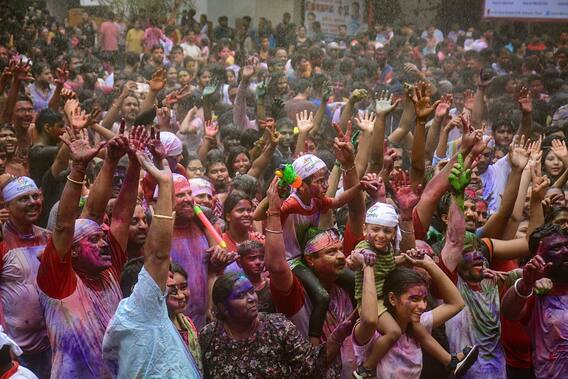 Holi Celebrations 2023: దేశమంతా రంగులమయం - హోలీ సంబురాల్లో మునిగితేలిన ప్రజలు