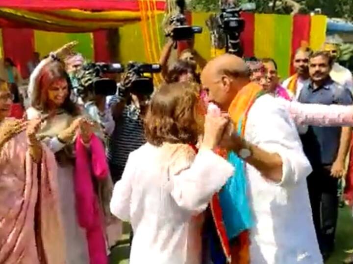 US Commerce Secretary Holi Dance: चेहरे पर गुलाल और जमकर डांस, राजनाथ सिंह ने अमेरिकी वाणिज्य सचिव के साथ जमाया होली का रंग