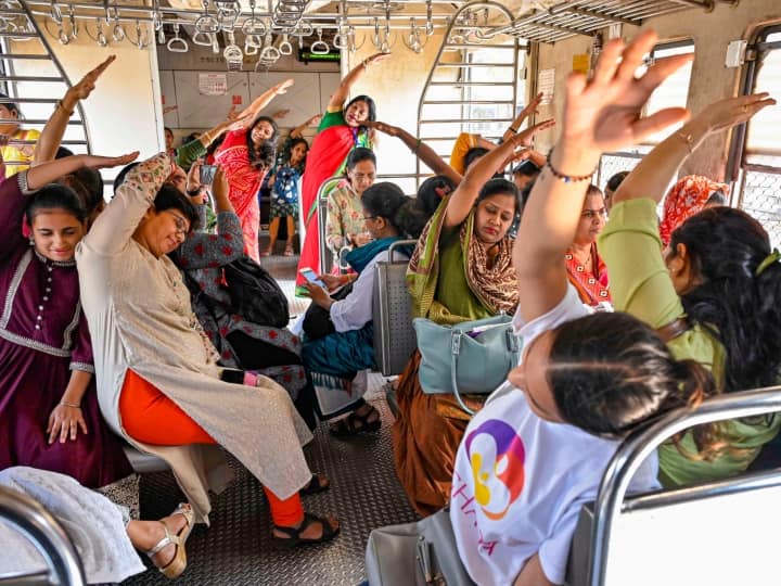 अंतरराष्ट्रीय महिला दिवस को मुंबई में महिलाओं ने अनोखा अंदाज में मनाया. इस मौके पर एक लोकल ट्रेन के महिला कोच में सफर के दौरान एक महिला योग प्रशिक्षक ने अपनी सहयात्री महिलाओं के  लिए एक योग सत्र आयोजित किया. (फोटो- PTI)