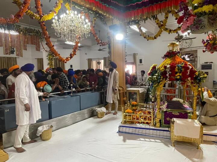 ਸ਼੍ਰੋਮਣੀ ਕਮੇਟੀ ਪ੍ਰਧਾਨ ਐਡਵੋਕੇਟ ਹਰਜਿੰਦਰ ਸਿੰਘ ਧਾਮੀ ਨੇ ਕਿਹਾ ਹੈ ਕਿ ਹੋਲਾ-ਮਹੱਲਾ ਖਾਲਸਾ ਪੰਥ ਦਾ ਕੌਮੀ ਤਿਉਹਾਰ ਹੀ ਨਹੀਂ ਬਲਕਿ ਖਾਲਸੇ ਦੀ ਆਨ, ਬਾਨ ਤੇ ਸ਼ਾਨ ਦਾ ਪ੍ਰਤੀਕ ਹੈ। ਇਸ ਮੌਕੇ ਸਮੁੱਚਾ ਪੰਥ ਪੂਰੇ ਜਾਹੋ-ਜਲਾਲ ’ਚ ਸ੍ਰੀ ਆਨੰਦਪੁਰ ਸਾਹਿਬ ਵਿਖੇ ਨਤਮਸਤਕ ਹੁੰਦਾ ਹੈ। ਉਨ੍ਹਾਂ ਸੰਸਾਰ ਭਰ ਵਿੱਚ ਵਸਦੇ ਸਿੱਖਾਂ ਨੂੰ ਮੁਬਾਰਕਬਾਦ ਦਿੰਦਿਆਂ ਇੱਥੇ ਪਹੁੰਚਣ ਦੀ ਅਪੀਲ ਕੀਤੀ।