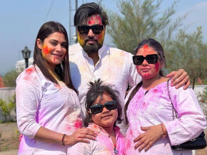 Armaan Malik Holi Celebration Pics: फेमस यूट्यूबर अरमान मलिक ने अपनी फैमिली के साथ होली के फेस्टिवल का जश्न मनाया है. इस बीच अरमान मलिक की लेटेस्ट तस्वीरें सामने आई हैं.