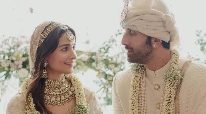 रणबीर कपूर और आलिया भट्ट ने 6 नवंबर 2022 को अपनी बेटी राहा को दुनिया में लाया. जिसके बाद रणबीर और आलिया के फैंस बेसब्री से उनकी बेटी का चेहरा देखने के लिए उत्साहित है. हालांकि उन्होंने 24 नवंबर 2022 को अपनी बेटी की एक झलक शेयर कर दी थी. (Photo- Instagram)