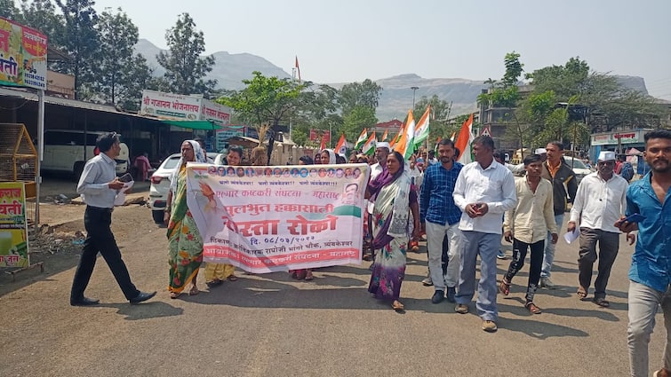 maharashtra news nashik news Protest against the incident at Trimbakeshwar anjneri health center Nashik News : आदिवासी बांधवांच्या आरोग्याचा प्रश्न ऐरणीवर, नाशिकमध्ये महिला दिनीच महिला उतरल्या रस्त्यावर 