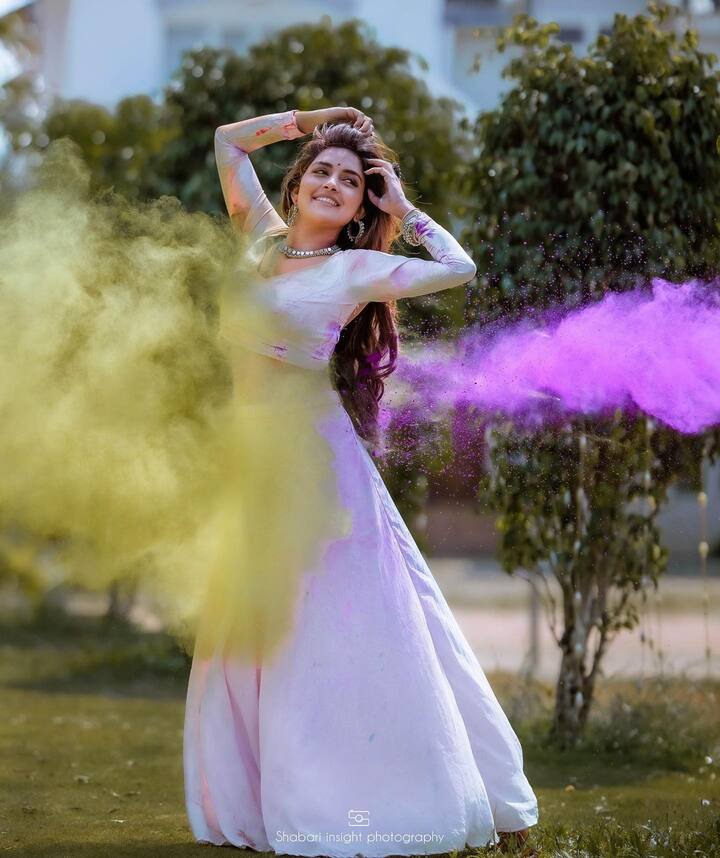 కలర్ ఫుల్ గా హోలీ వేడుక జరుపుకుంది. Photo Credi: Mahima Nambiar/Instagram