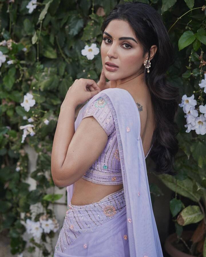 వైలెట్ కలర్ చీరలో హొయలుపోతూ ఆకట్టుకుంటోంది. Photo Credit: Samyuktha/Instagram
