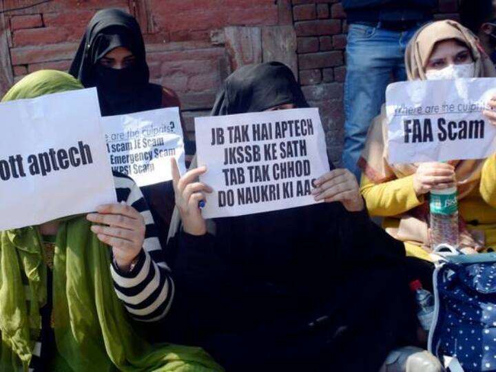Jammu Kashmir Job aspirants protest against JKSSB in Srinagar Demand ban on Aptech for conducting exam ANN Jammu Kashmir: सरकारी नौकरी भर्ती में गड़बड़ी! फूटा उम्मीदवारों का गुस्सा, श्रीनगर में JKSSB और एप्टेक के खिलाफ प्रदर्शन