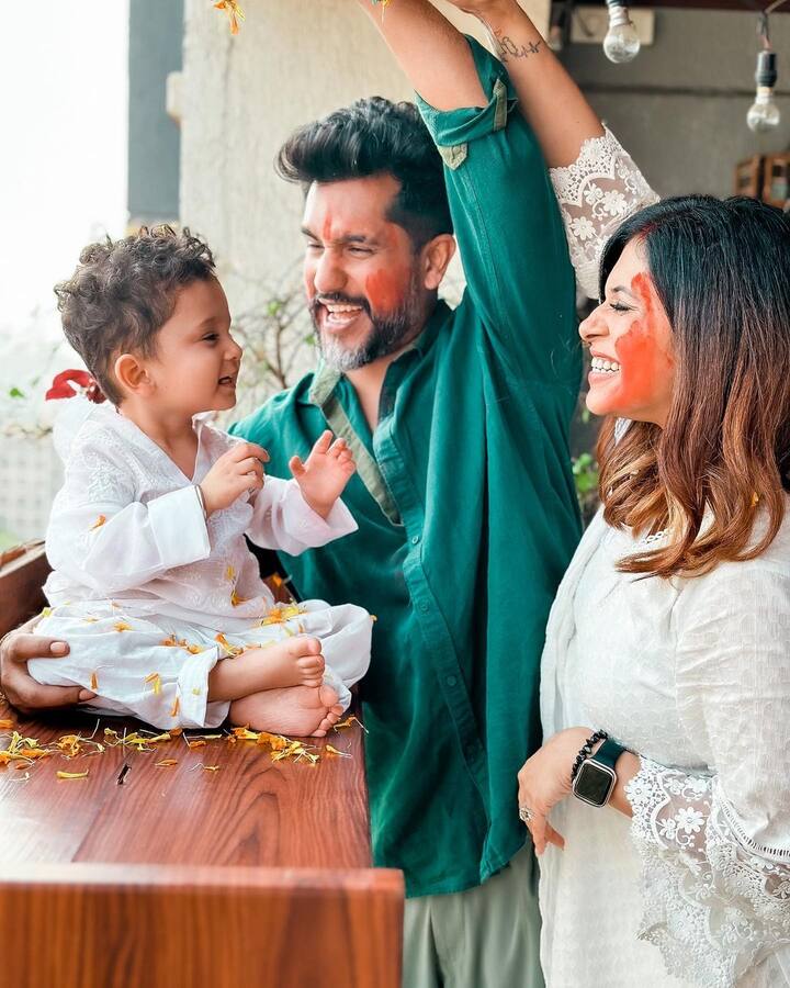 बता दें कि किश्वर सोशल मीडिया पर काफी एक्टिव रहती हैं. जहां वो फैंस के साथ अपने बेटे की तस्वीरें शेयर करती रहती हैं.