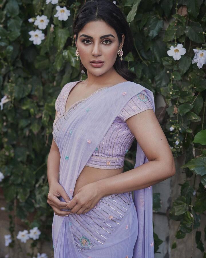 తాజాగా సంయుక్త షేర్ చేసిన శారీ ఫోటోలు నెట్టింట్లో వైరల్ అవుతున్నాయి. Photo Credit: Samyuktha/Instagram