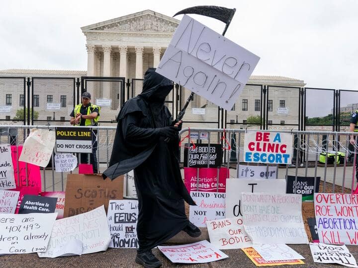 Abortion Law in US: अमेरिका में गर्भपात पर लगे बैन के खिलाफ प्रदर्शन, महिलाओं ने दर्ज कराया मुकदमा, बोलीं- बिना सोचे समझे बनाया कानून