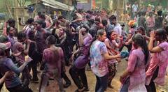 Holi 2023 Celebration : ‘சின்ன சின்ன அன்பில் தானே ஜீவன் இன்னும் இருக்கு..’ நாடெங்கும் களைக்கட்டிய ஹோலி பண்டிகை