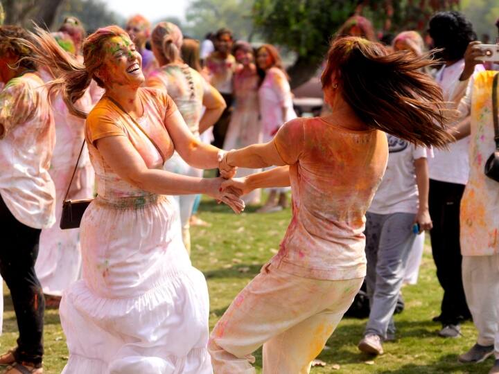 Happy Holi Festival Celebration In India Photos Videos Holi In Pics उड़े रंग और गुलाल चेहरों