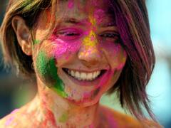 Holi In Pics:  उड़े रंग और गुलाल, चेहरों पर छाई खुशी, लद्दाख से कन्याकुमारी तक कुछ यूं मनी होली, देखें तस्वीरें