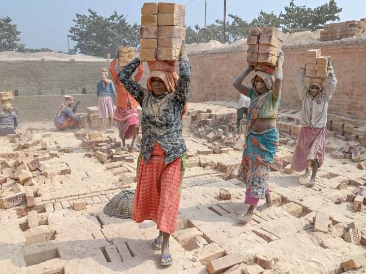 इस दौरान मजदूर महिलाएं रोजाना की तरह इस खास दिन पर भी अपने काम का सम्मान करते हुए ईंटें सिर पर उठाती दिखाई दीं. (फोटो- PTI)