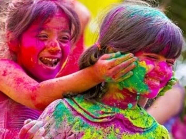 Happy Holi Wishes: होली पर दूर बैठे दोस्तों को भेजें ये 10 संदेश, खास अंदाज में दें पावन पर्व की शुभकामनाएं!