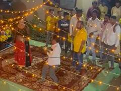 कांग्रेस कार्यकर्ता ने डांसर पर बरसाए नोट, वीडियो हुआ वायरल तो बीजेपी ने कहा- माफी मांगो