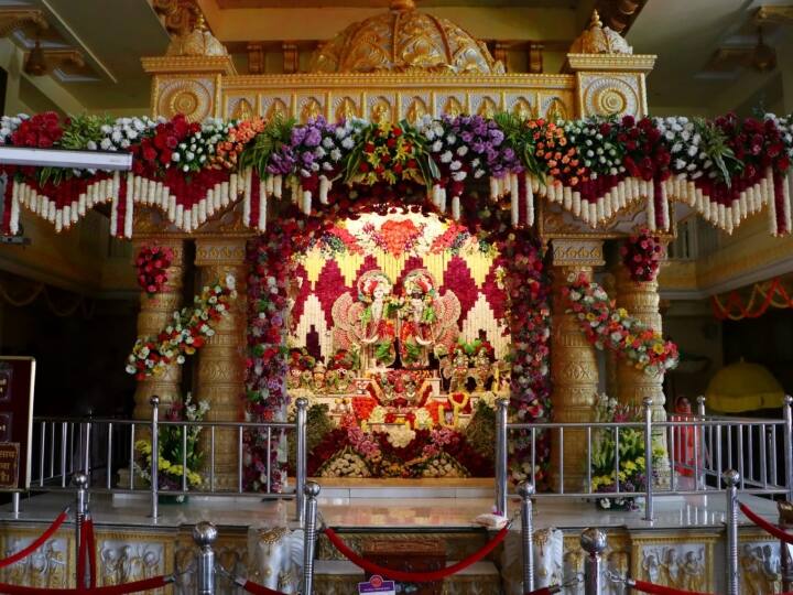 Happy Holi 2023: गौर पूर्णिमा महोत्सव कार्यक्रम में भगवान को दिव्य अलौकिक पोशाक और फूल बंगले के साथ श्रृंगार किया गया. भगवान पर फूलों की वर्षा की गई और भक्तों ने हरी नाम संकीर्तन में भाग लिया.