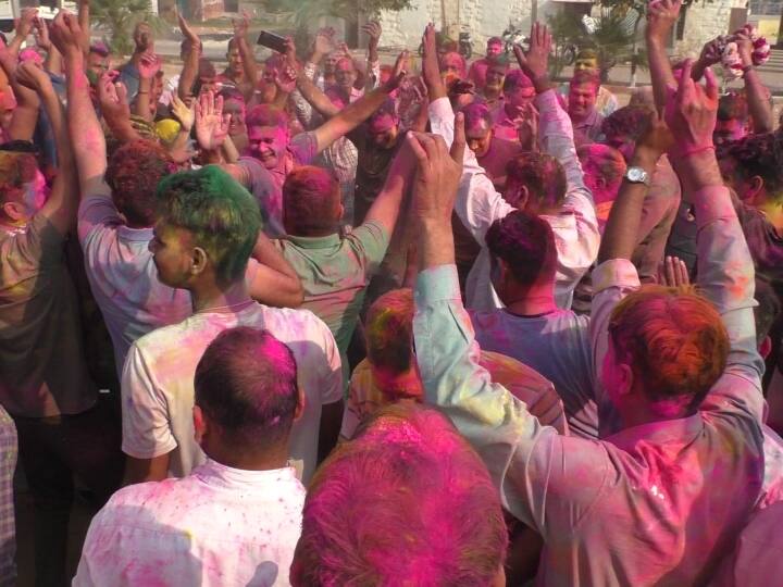 Happy Holi 2023: भरतपुर में पुलिस की होली ने रैंक और वरिष्ठता का फर्क मिटा दिया. जवानों और अधिकारियों ने एक दूसरे पर रंग गुलेल उड़ाए. रिजर्व पुलिस लाइन का नजारा बेहद रंगीन नजर आया.