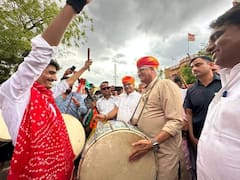 जोधपुर में केंद्रीय मंत्री गजेंद्र सिंह शेखावत ने जमकर खेली होली, चंग बजाकर गाए लोक गीत