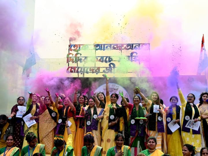 वहीं तृणमूल कांग्रेस की सांसद माला रॉय, पश्चिम बंगाल के मंत्री शशि पंजा और चंद्रमा भट्टाचार्य के साथ पार्टी की महिला नेताओं ने कोलकाता में अंतरराष्ट्रीय महिला दिवस और होली का जश्न एक साथ मनाया. सभी महिला कार्यकर्ताओं ने रंगों खेल कर इस खास दिन को मनाया.(फोटो- PTI)