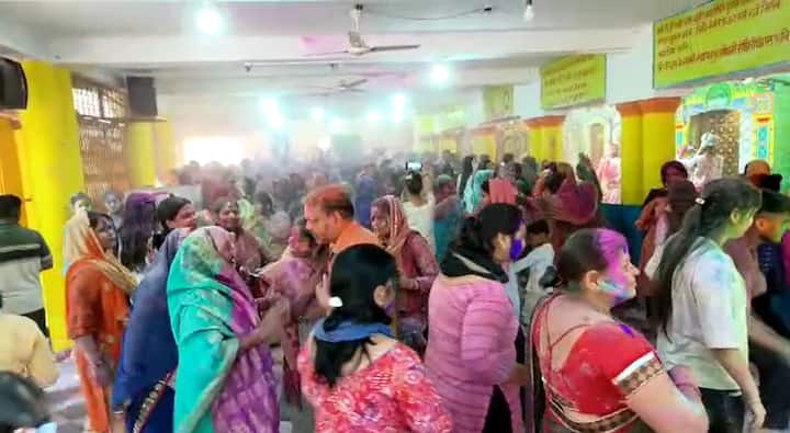 बुंदेलखंड ही नहीं बल्कि पूरे देश में होली के एक दिन पहले होलिका दहन की परंपरा चली आ रही है. एरच में आज भी इस परंपरा को स्थानीय निवासी फाग और लोगकगीतों के साथ नाच गान करते हैं. बुन्देलखण्ड में कई स्थानों पर लट्ठमार होली, कीचड़ की होली और फाग गाकर होली मनाने की प्रथाएं प्रचलित हैं. हर वर्ष होली को एरच कस्बे में होली को महोत्सव के रूप में मनाया जाता है.