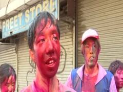 Happy Holi: देसी रंगों में डूबे विदेशी, दिल्ली में जमकर काटा होली का हुर्राटा, इन तस्वीरों ने लूटा दिल